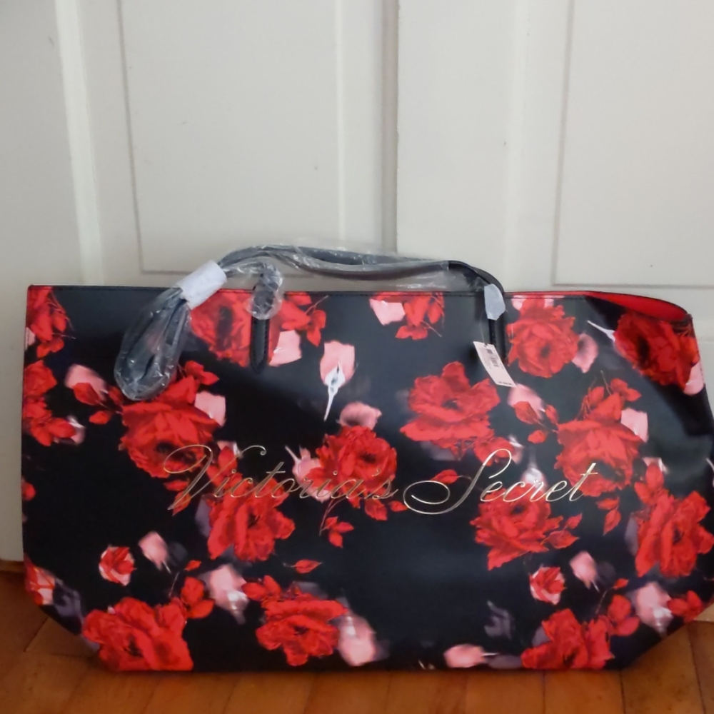 Free with purchase of $40 🆕Victoria's Secret tote